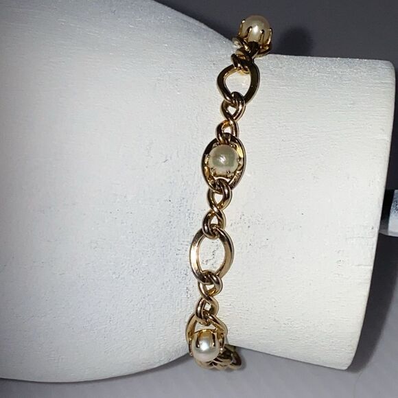 Elegant Gold and Pearl Bracelet - Picture 4 of 5